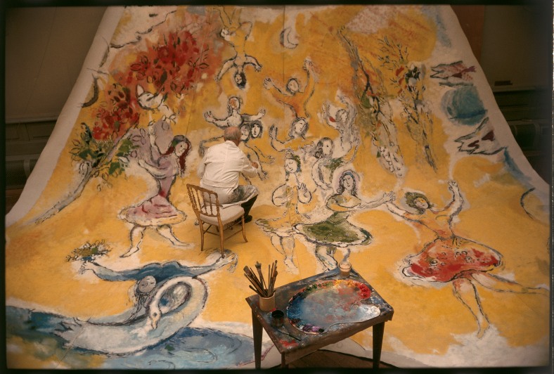 Chagall-travaillant-pour-le-Plafond-de-lOpéra-Partie-Mozart1964cADAGP-Paris2015-PhotocIzis-Manuel-Bidermanas